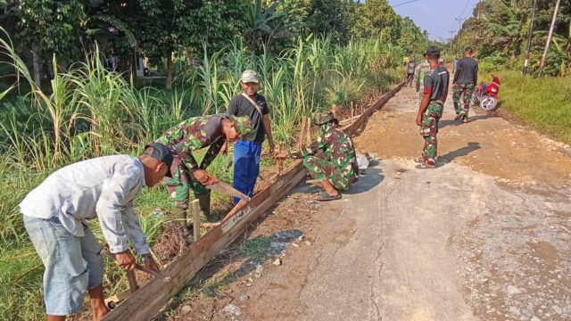 Kemanunggalan TNI dan Rakyat Terlihat di Jalan Kalimas, Desa Pal IX Gotong Royong Satgas dan Warga Wujudkan Akses Jalan Impian